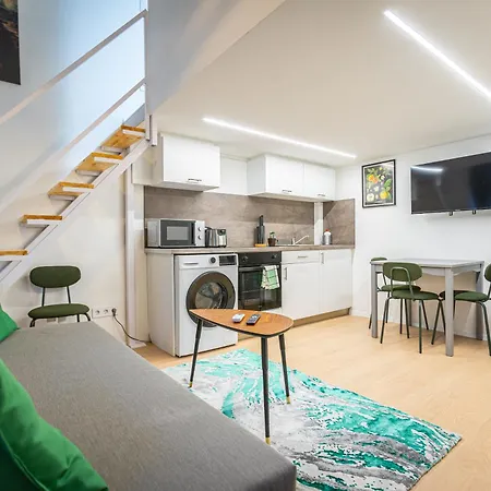 Cute Gallery Flat In Budapest, Spring