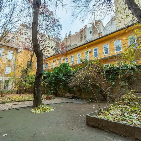 Cute Gallery Flat In Budapest, Spring Budapešť