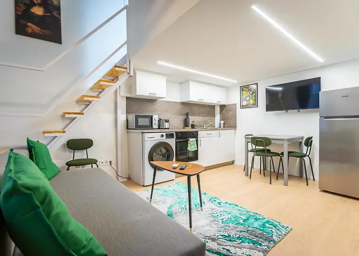 Cute Gallery Flat In Budapest, Spring