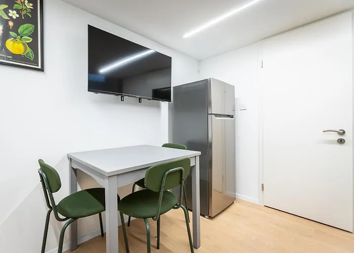 Cute Gallery Flat In Budapest, Spring * Budapesta