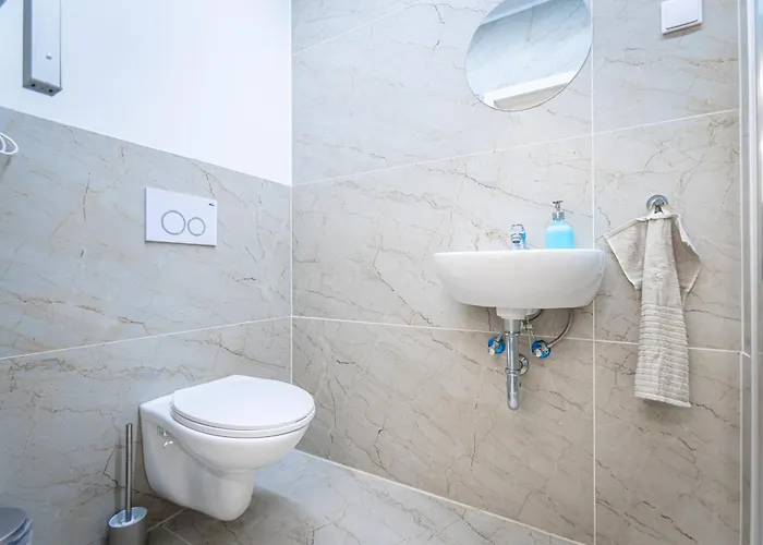 Cute Gallery Flat In Budapest, Spring