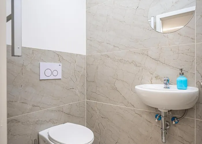 Cute Gallery Flat In Budapest, Spring * Budapesta