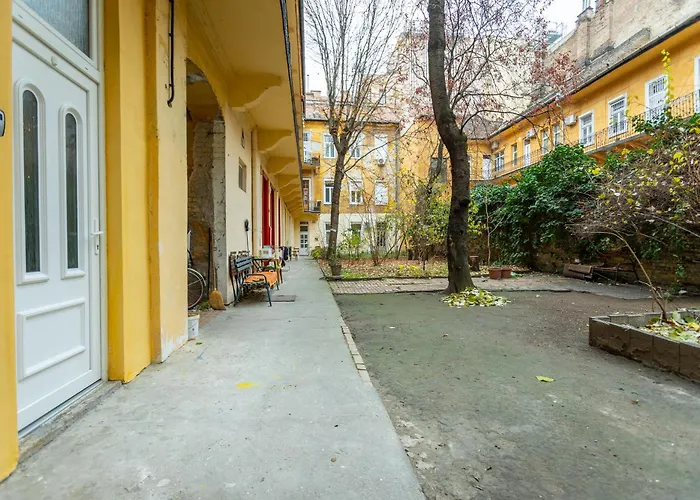 Cute Gallery Flat In Budapest, Spring