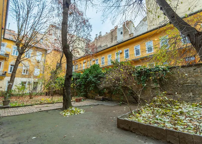 Cute Gallery Flat In Budapest, Spring Boedapest