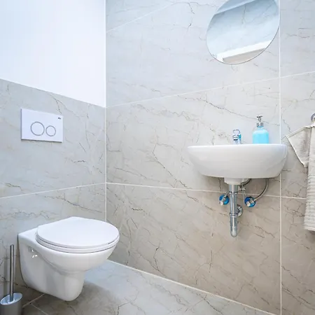 Cute Gallery Flat In Budapest, Spring