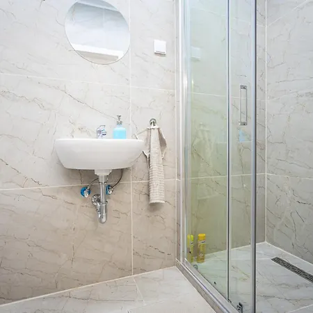 Cute Gallery Flat In Budapest, Spring 아파트 *
