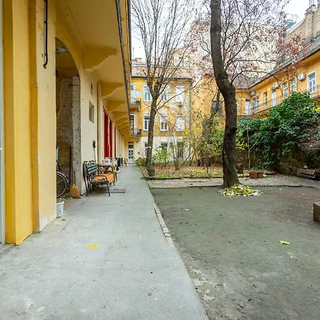 Cute Gallery Flat In Budapest, Spring